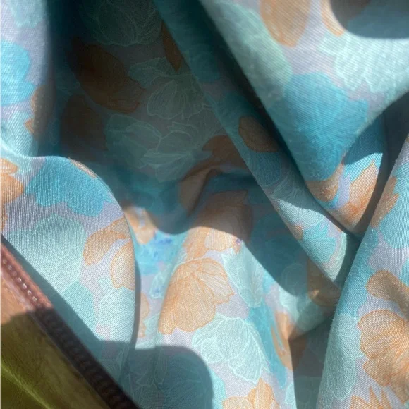 HOBO Vintage Leather Shoulder Bag with Adjustable Strap - Picture 8 of 13